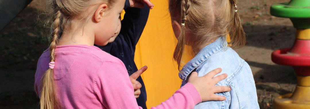 Kinderen met elkaar in discussie