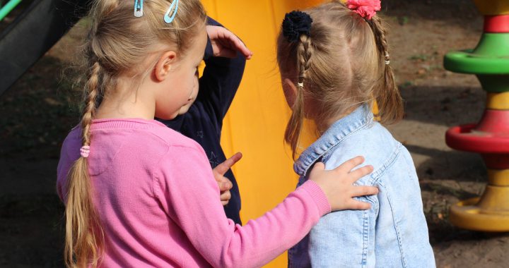 Kinderen met elkaar in discussie