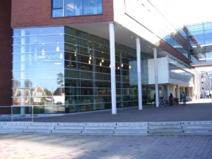 Bibliotheek in Goor, gefotografeerd vanaf de Schoolfeestweide.