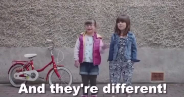 Afbeelding uit de video met twee kinderen en een fiets en de tekst: "And they're different!"