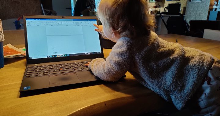 Kind van 1,5 jaar de laptop op tafel