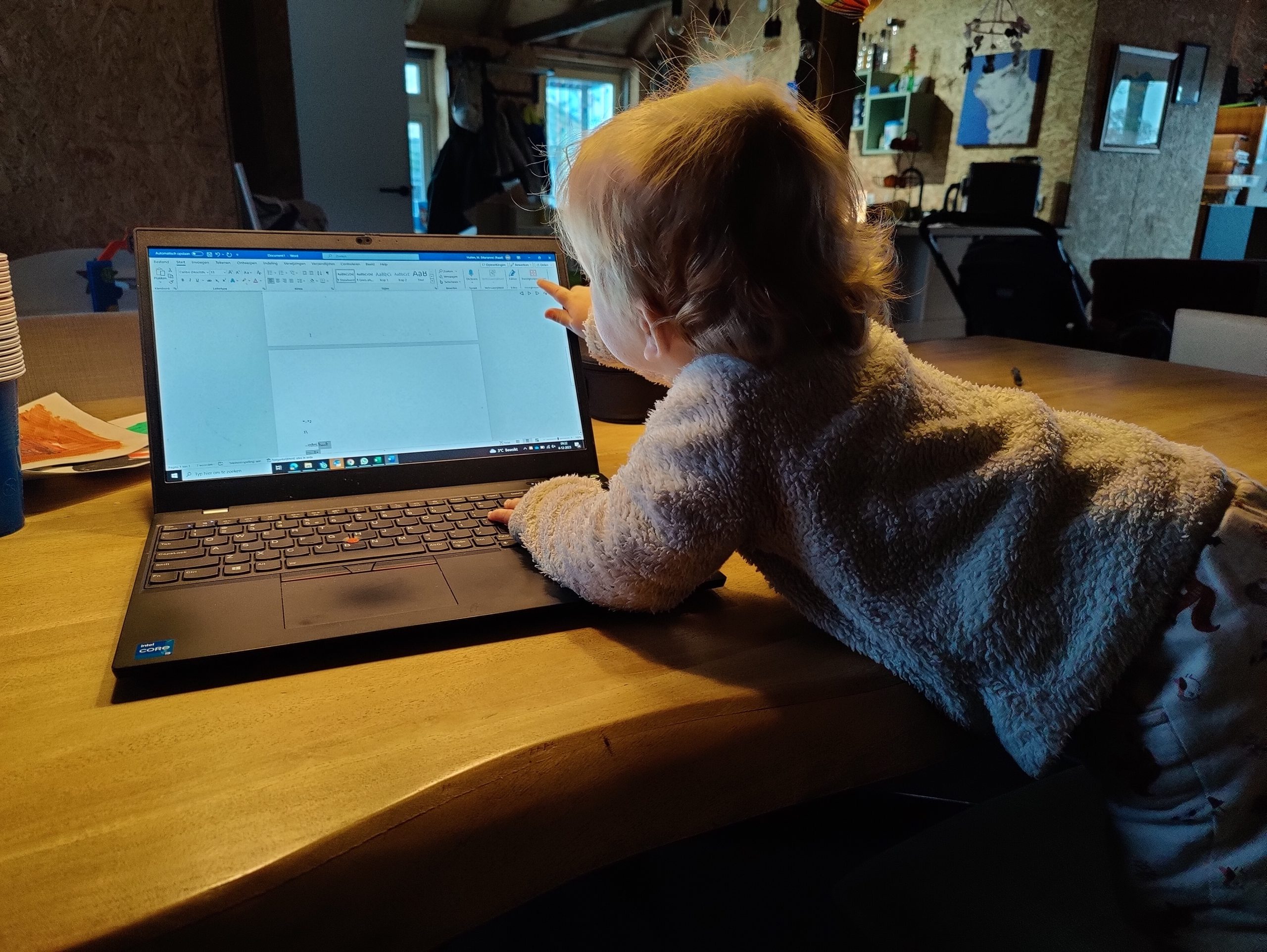 Kind van 1,5 jaar de laptop op tafel