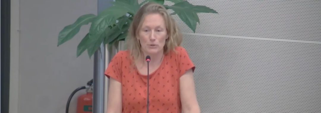 Marianne achter het spreekgestoelte tijdens de raadsvergadering