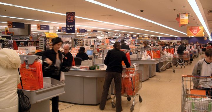 Kassa's bij de uitgang van een supermarkt