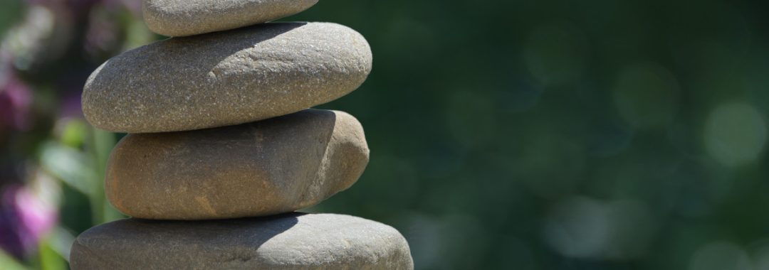 stapeltje stenen als oefening van geduld