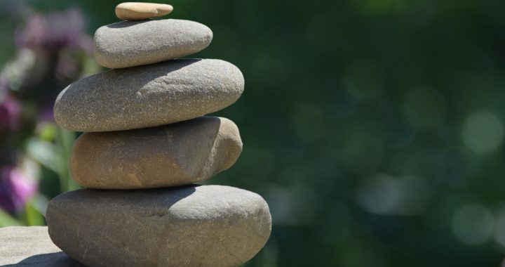 stapeltje stenen als oefening van geduld
