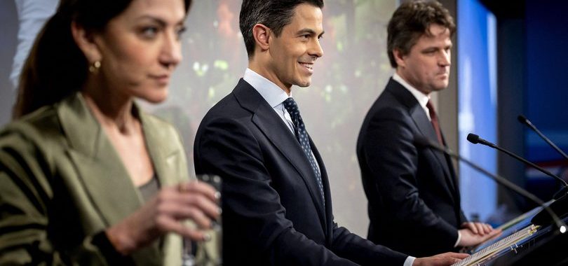 Rob Jetten geflankeerd door Henri Bontenbal en Dilan Yesulguz in Nieuwspoort.