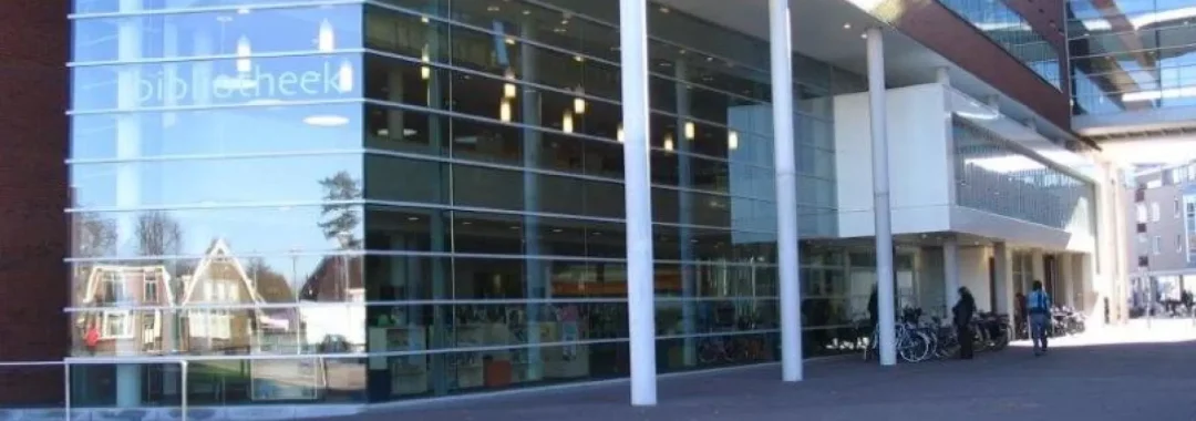 Bibliotheek in Goor gezien vanaf het Schoolfeestplein